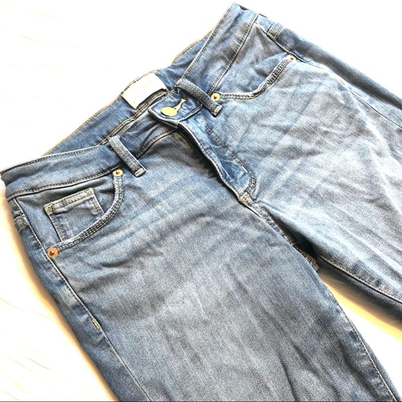 💙3/$25 Universal Thread Distressed Light Wash Skinny Jean - Picture 4 of 10